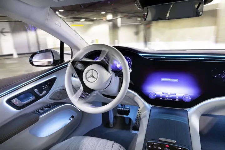 Mercedes EQS parcheggia da sola