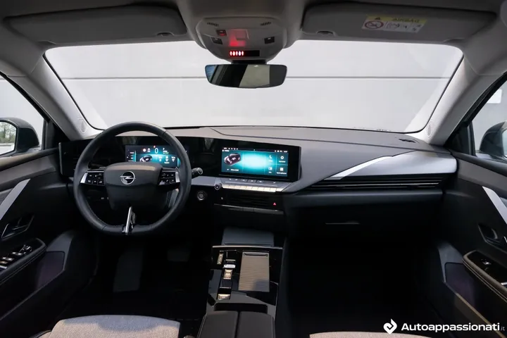 interni opel astra hybrid