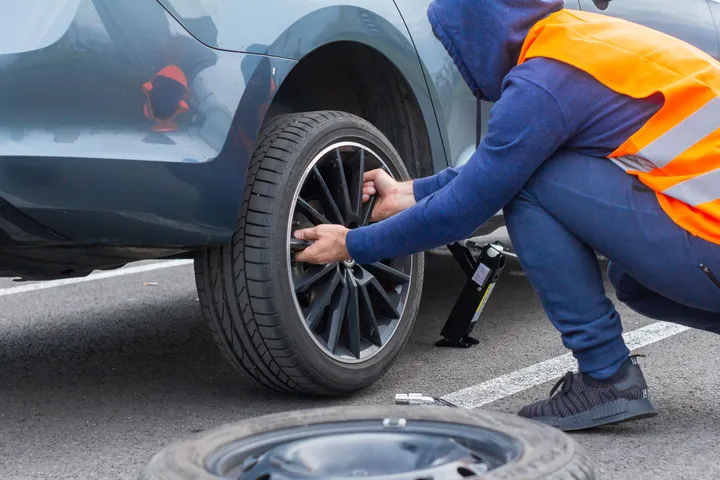 cric auto montaggio ruota con giubbotto catarifrangente