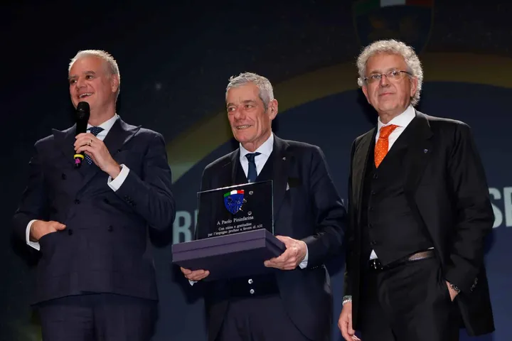 asi meeting 2023 premiazioni 28 premiazione riconoscimento speciale paolo pininfarina con ministro zangrillo e alberto scuro