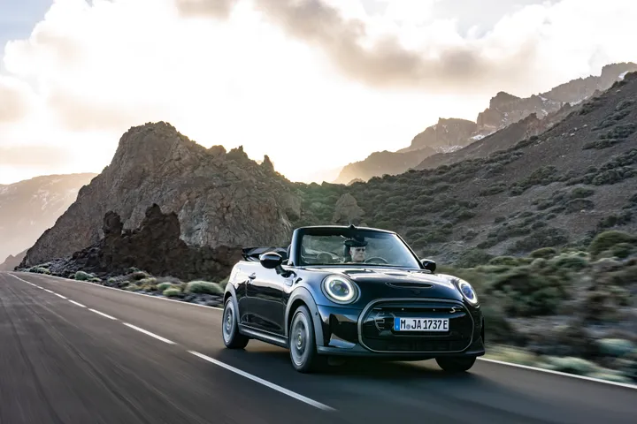 P90493802_highRes_mini-cooper-se-conve