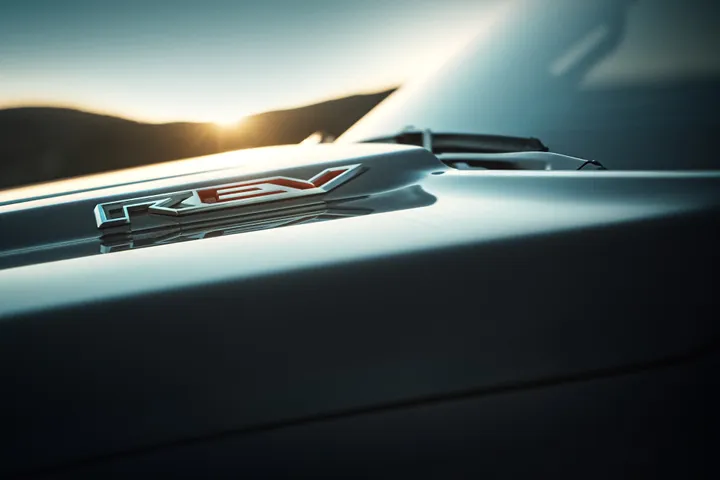 RAM-1500-REV-logo-cofano