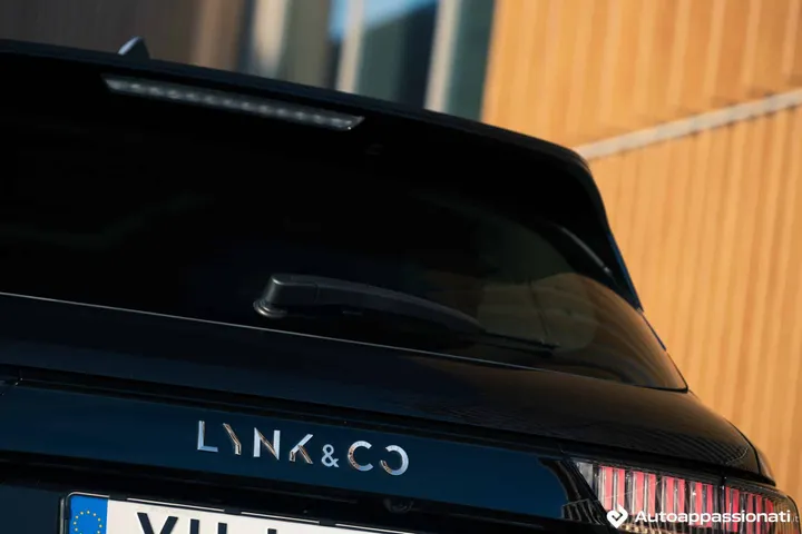 Lynk &amp; Co 01 logo posteriore