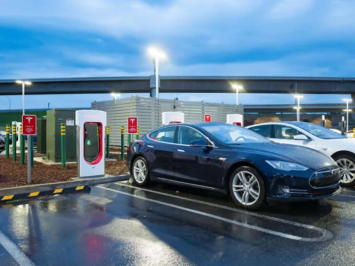 Tesla ricarica arresto