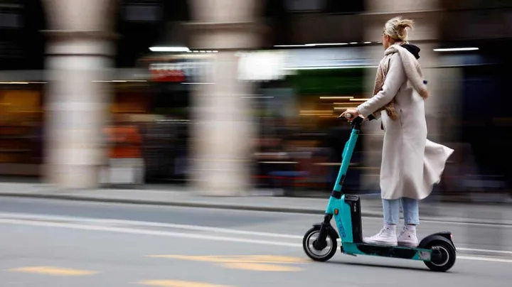 un monopattino elettrico sulle strade di parigi