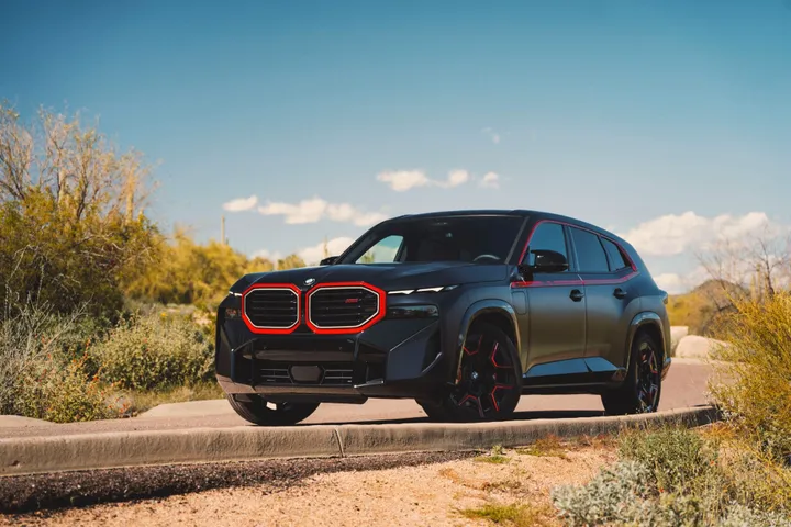 bmw xm label red di muso di colore nero con inserti rossi