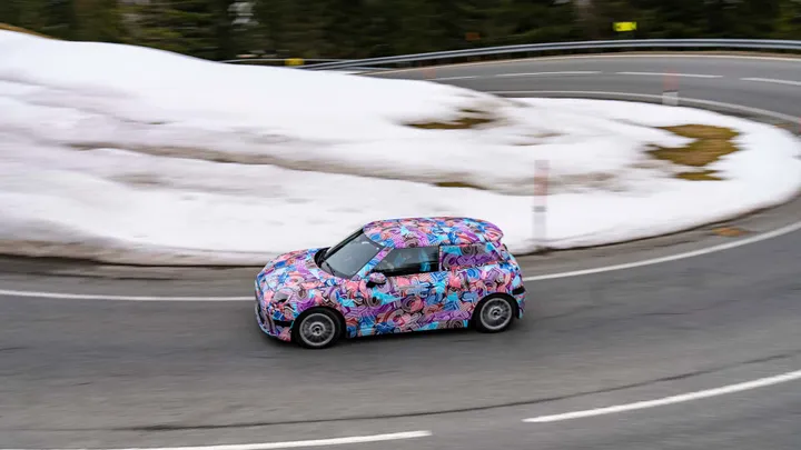 mini cooper electric 2024 le foto teaser 2