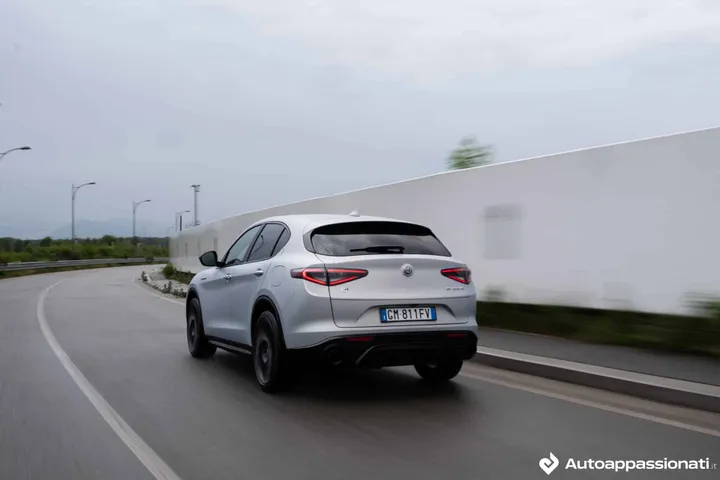 alfa romeo stelvio competizione 10