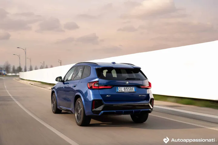 BMW X1 2023 dinamica posteriore