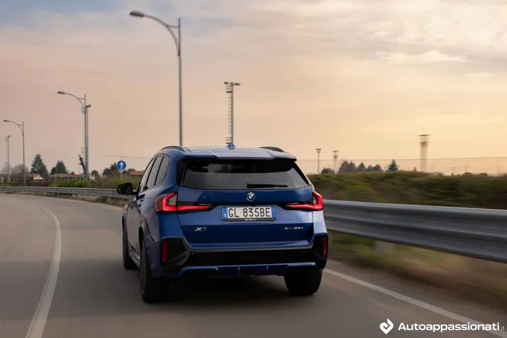 BMW X1 2023 dinamica posteriore piena