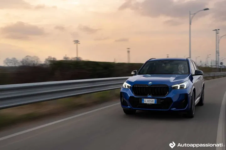BMW X1 2023 dinamica frontale piena