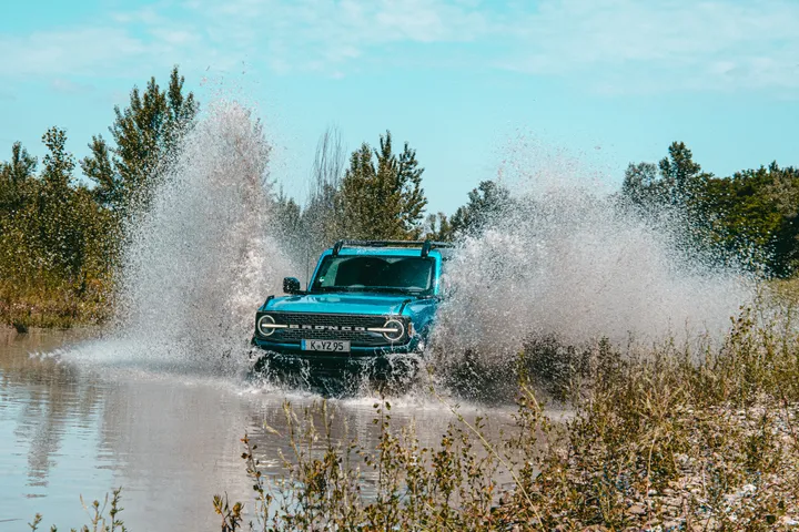 Ford Bronco guado