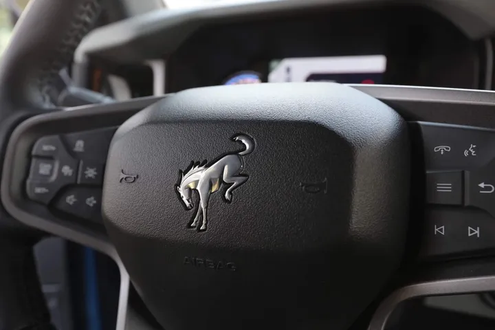 Ford Bronco logo su volante