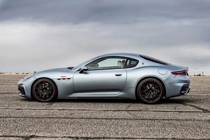 dimensioni maserati granturismo trofeo