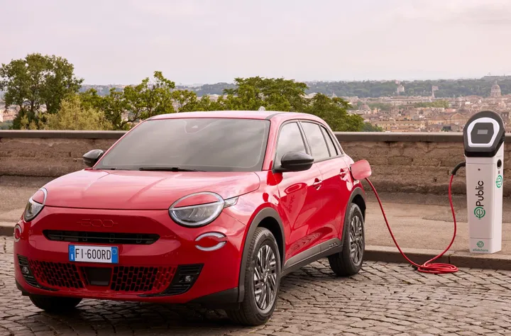 fiat 600e red 15