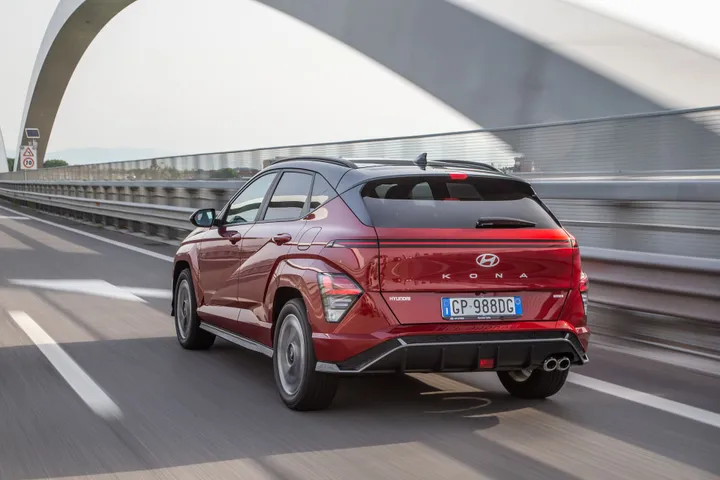 hyundai kona 2023 hybrid dinamica posteriore