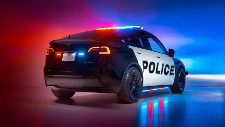 tesla model y polizia 003 w1024