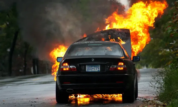 bmw e46 in fiamme