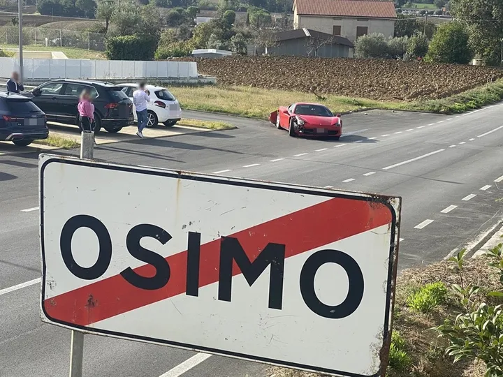 Ferrari fuori osimo