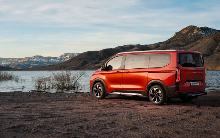 ford tourneo custom 2024 posteriore active