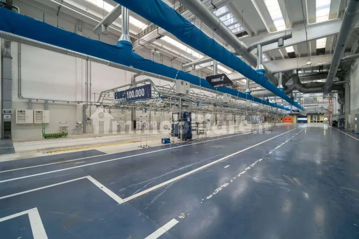 Fabbrica Maserati interno 100.000