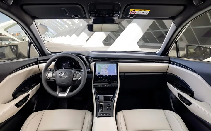 interni lexus lbx