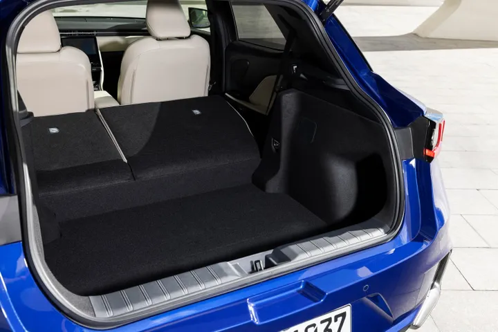 lexus lbx elegant blue details 008