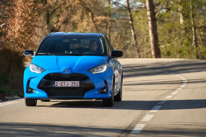 toyota yaris 2024 guida frontale