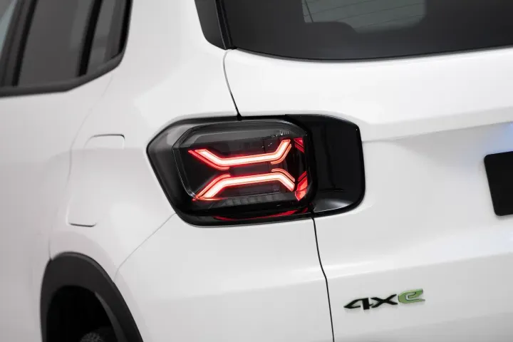 jeep avenger 4xe logo e faro post