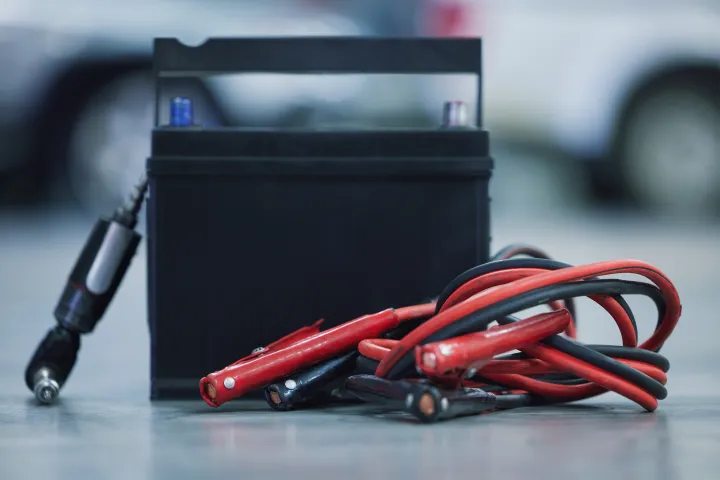 batteria scarica smontata con cavi di avviamento