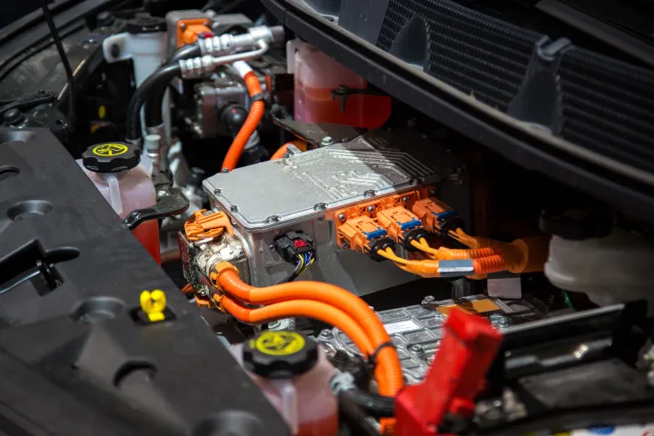 batterie auto elettriche nella macchina aperta