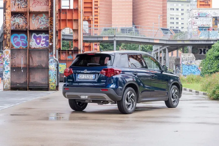 suzuki vitara 2024 posteriore