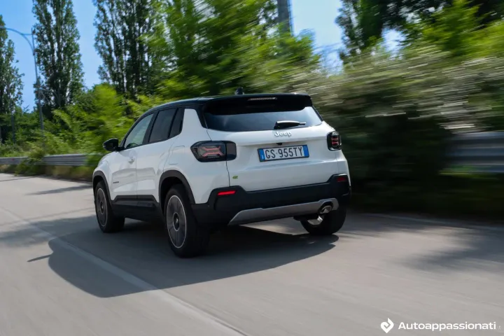 jeep avenger e hybrid 04