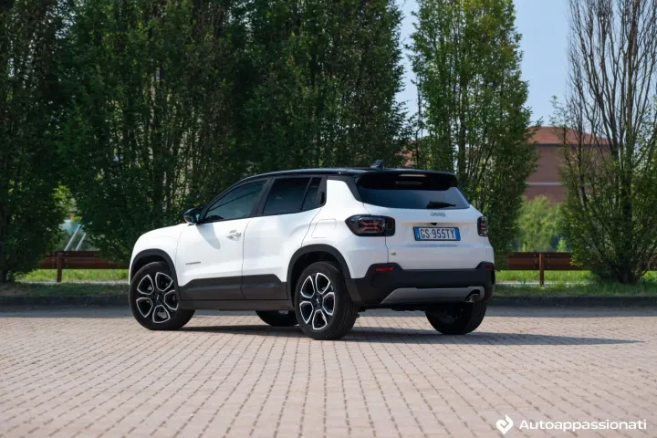 jeep avenger e hybrid 08