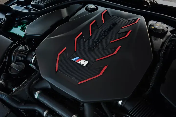 motore bmw m5 2024