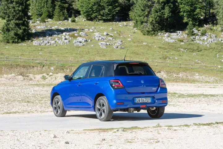 nuova suzuki swift hybrid 4x4 posteriore