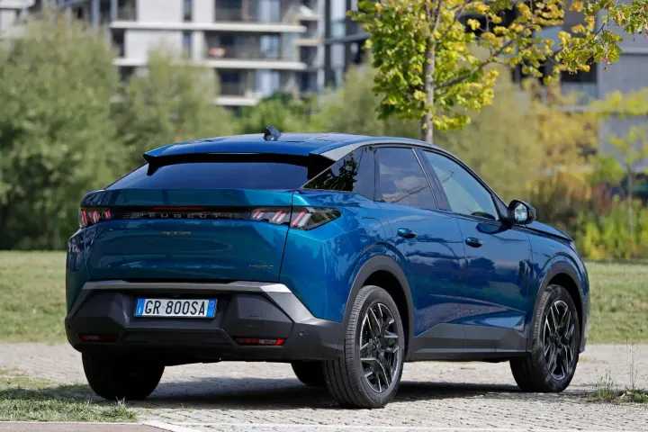 retro peugeot 3008 hybrid 