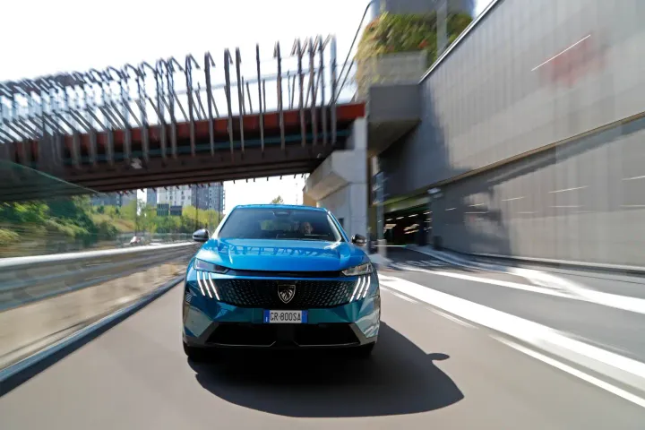 prova peugeot 3008 hybrid 136