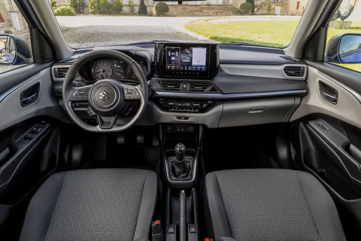 suzuki swift hybrid 2024 interni