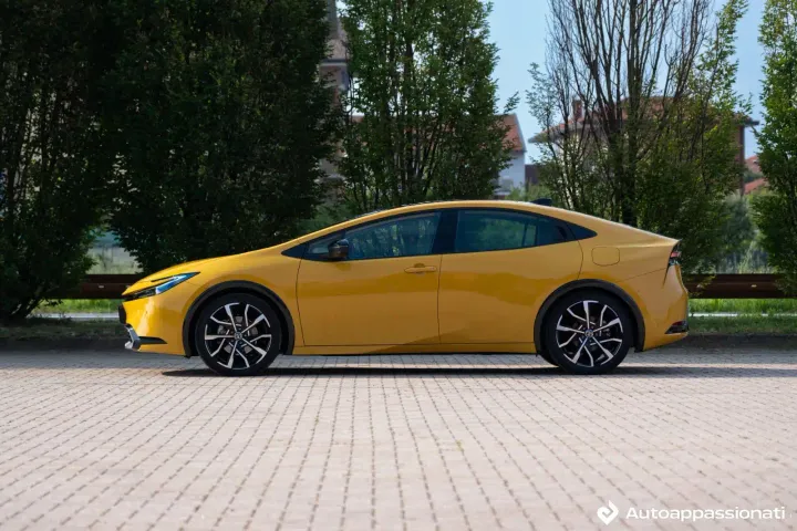 toyota prius 2024 08