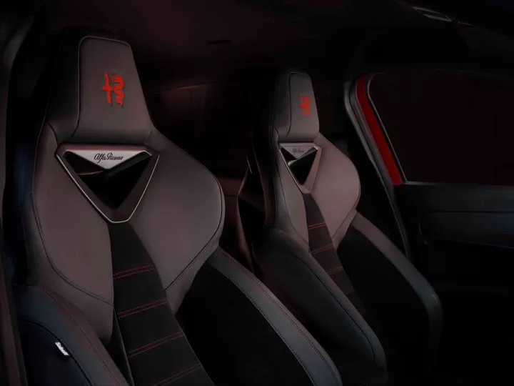alfa romeo alcantara3