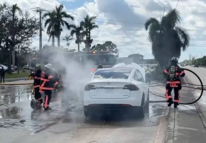 auto elettrica in fiamme 2 800x556 1