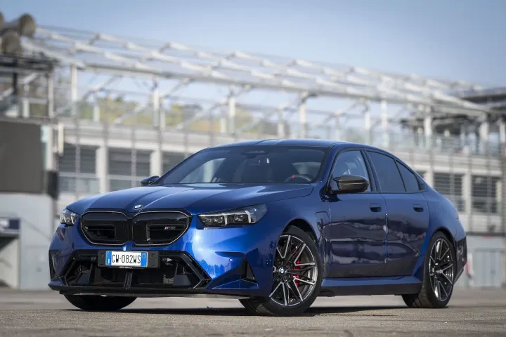 bmw m5 2025 g90 anteriore tre quarti