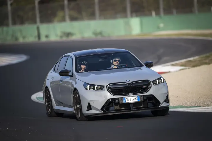 bmw m5 2025 g90 guida curve