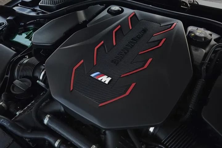 bmw m5 2025 motore 44 v8