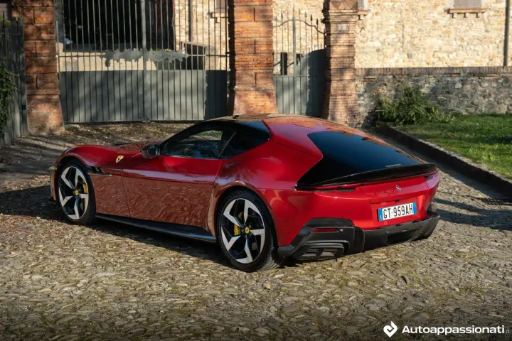 ferrari 12cilindri posteriore