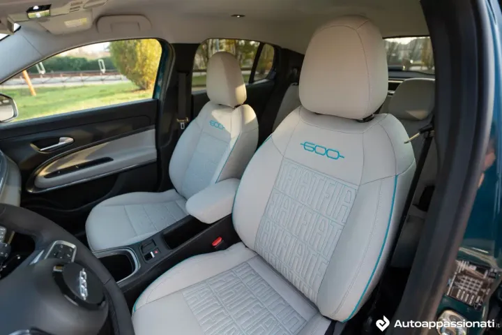 sedili bianchi fiat 600 hybrid