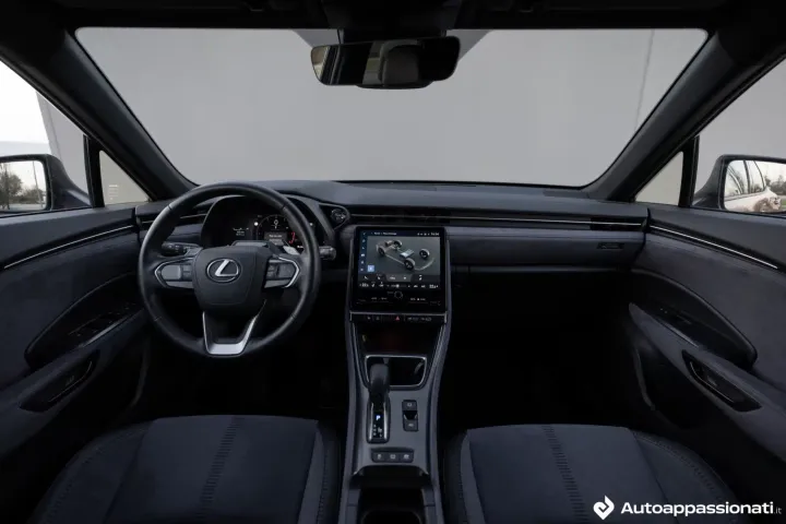 lexus lbx hybrid interni e plancia