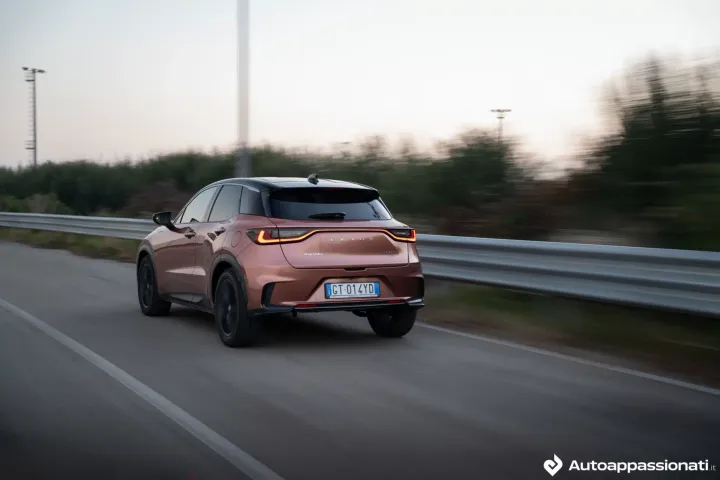 lexus lbx hybrid tre quarti posteriori