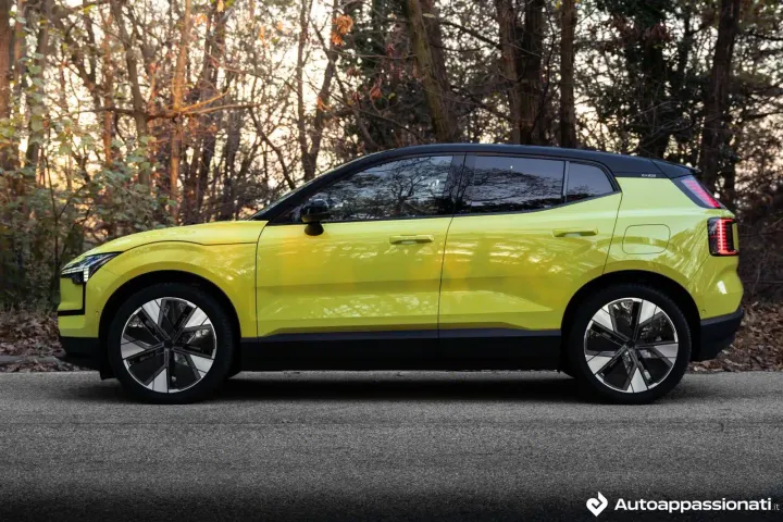 volvo ex30 side